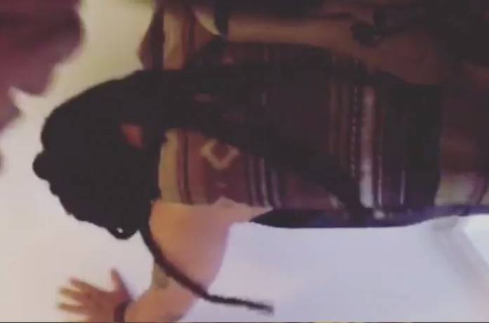 Ιδιοκτήτης πετά από τη σκάλα πελάτισσα επειδή άργησε να κάνει check – out (βίντεο)